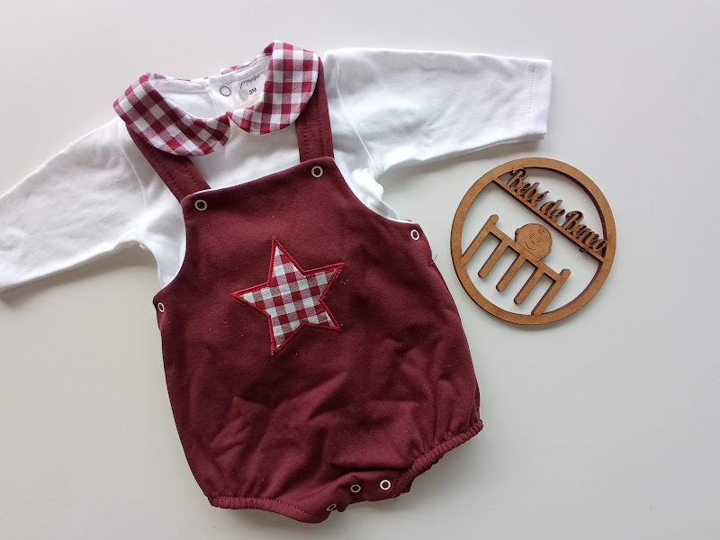 Conjunto roupa bebé com body branco e jardineira vermelha com estrela xadrez