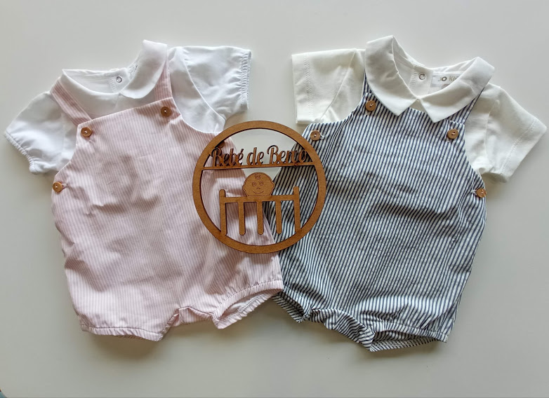 Dois macacões de bebé às riscas rosa e cinzento com camisas brancas e logotipo de madeira Débô de Berço