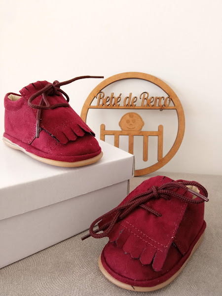 Sapatos vermelhos para bebé em camurça com atacadores castanhos em caixa branca