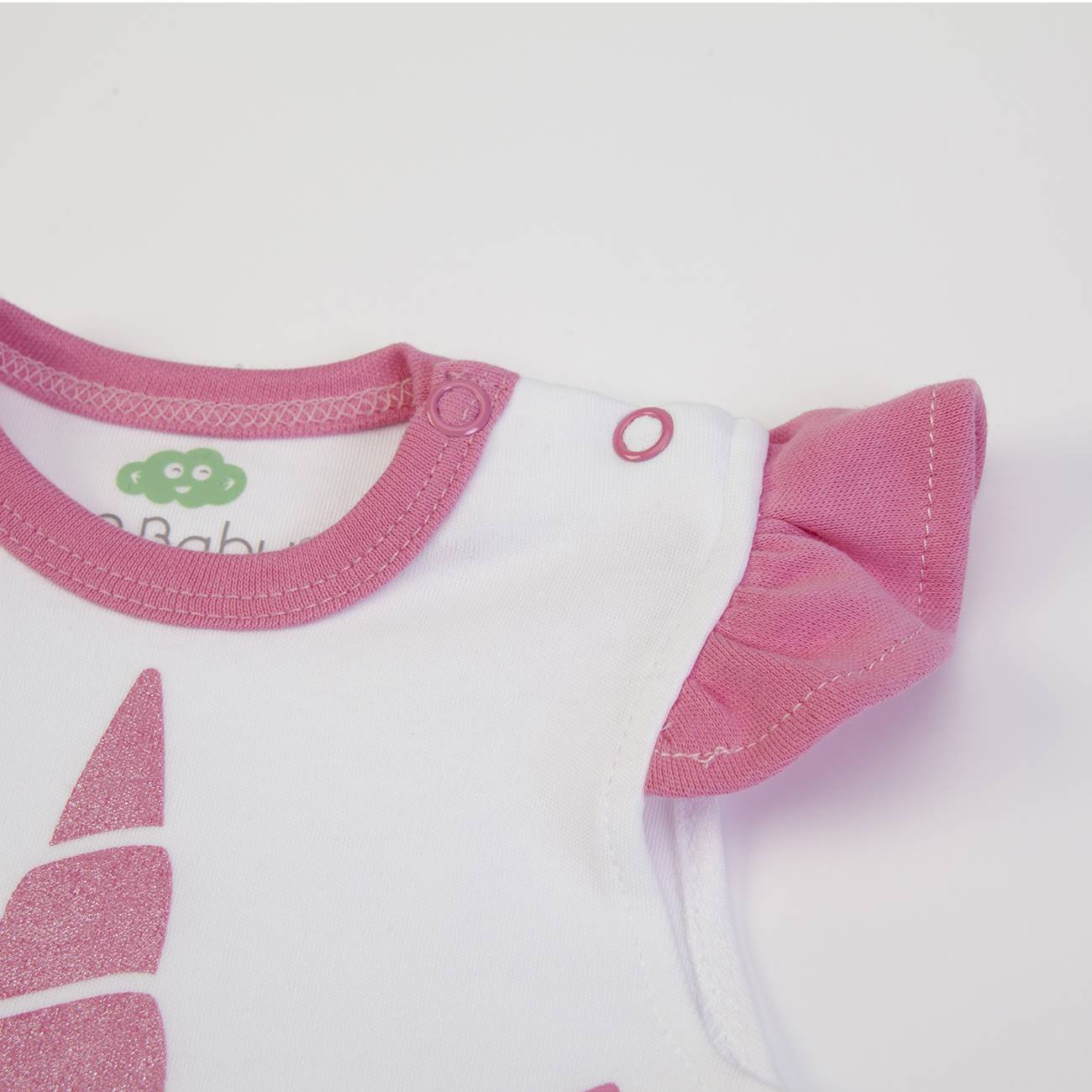 Body de bebé branco com detalhes rosa e design de unicórnio.