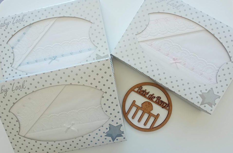 Caixas de roupa de bebé em branco, creme e rosa claro com rendas e laços, etiqueta de madeira redonda Baby de Pano