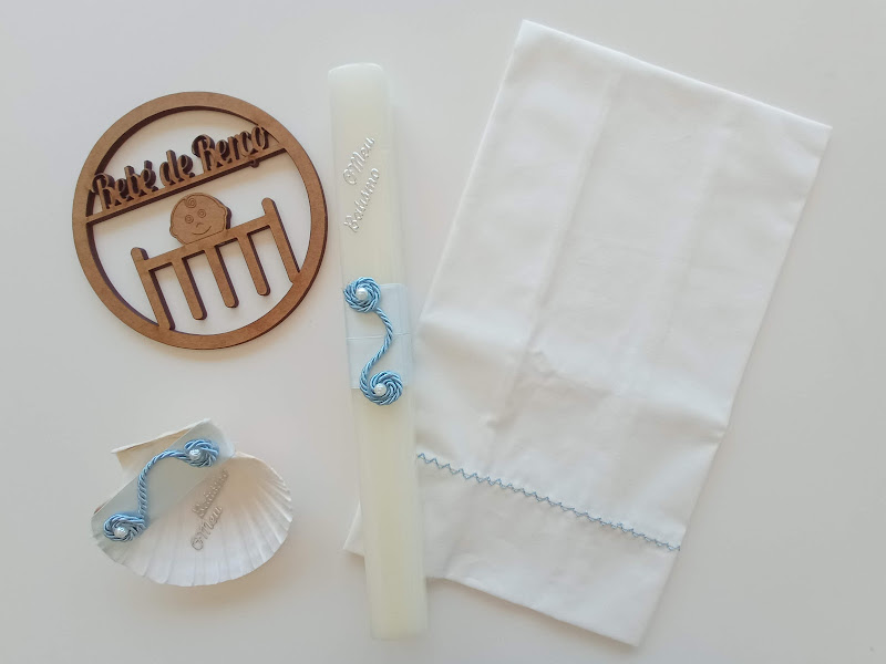 Conjunto para cerimónia com vela, toalha branca, concha e placa de madeira