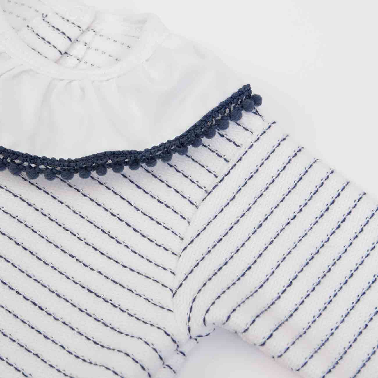 Gola branca com renda azul escura e padrão riscas azuis em tecido branco