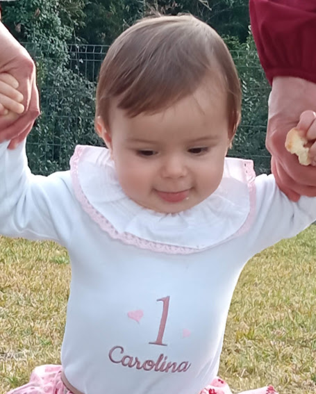 Body branco para bebé com estampa '1 Carolina' e gola babado cor-de-rosa