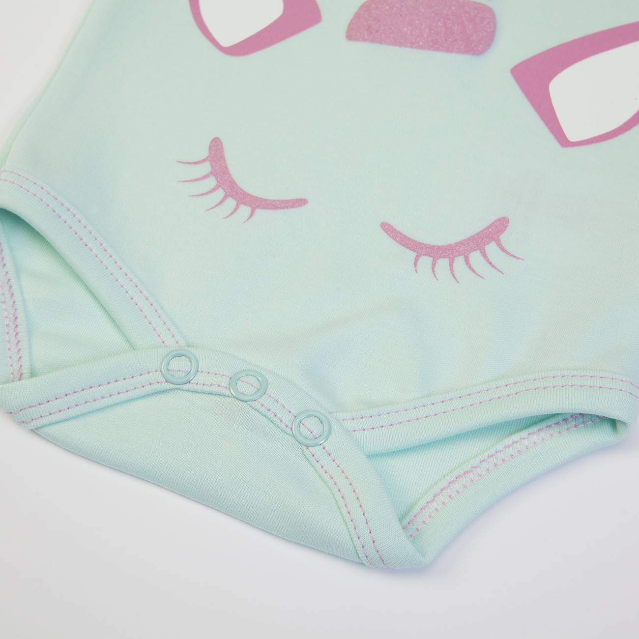 Body de bebé verde água com estampa de olhos e orelhas cor-de-rosa