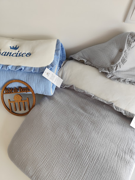 Dois sacos para bebé em algodão azul claro e cinzento com bordado e folhos