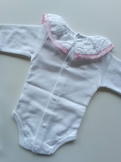 Body de bebé branco com gola com folhos e renda cor-de-rosa