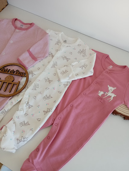 Três macacões de bebé coloridos com padrões diversos em tecido de algodão