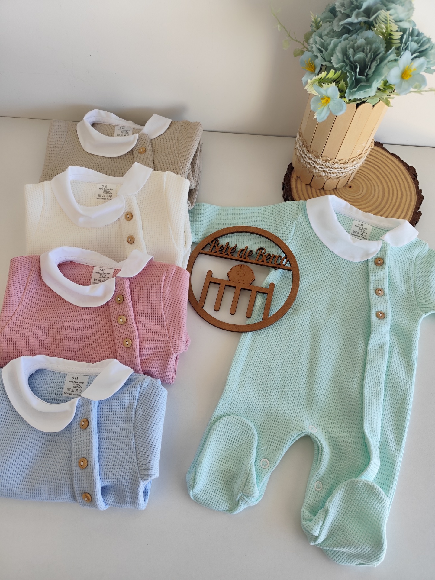 Conjunto de fatos de bebé coloridos com gola branca e botões de madeira