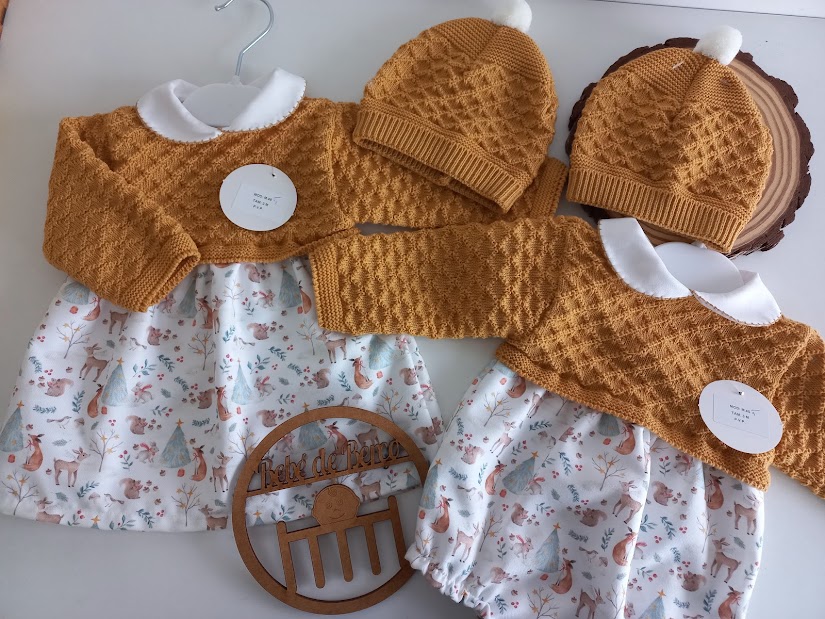 Conjunto de roupa de bebé com vestidos de padrão animal e gorros mostarda com pom-pom branco