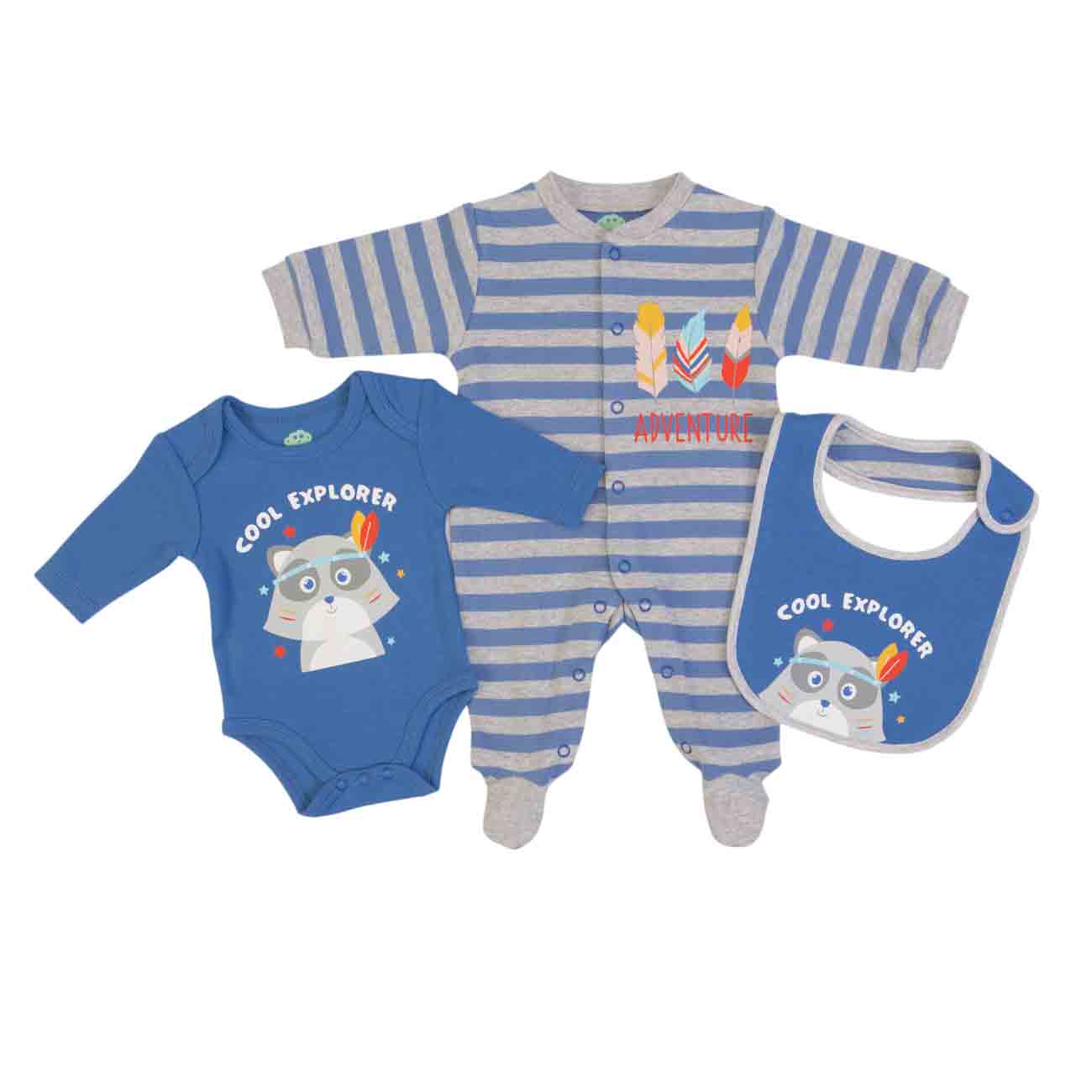 Conjunto de roupa para bebé com body azul, babygrow riscado azul e cinza, e babete azul com ilustração de guaxinim e texto.