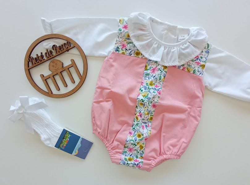 Macacão de bebé rosa e branco com padrão floral e meias brancas com laço