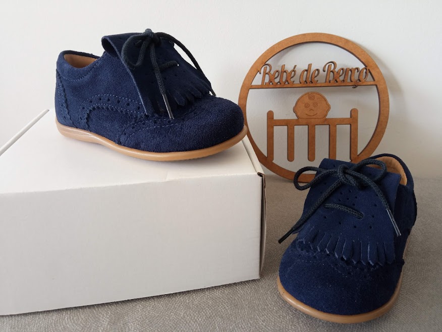 Sapatos infantis azul escuro com franjas e atacadores, caixa branca, decoração em madeira BURG de Rome