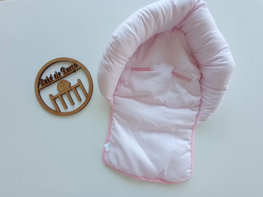 apoio de assento de bebé rosa claro acolchoado com ornamento de madeira Little Love