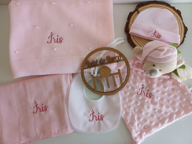 Conjunto rosa para bebé com manta, toalha, babete, fralda, gorro e urso de peluche, todos bordados com o nome Iris