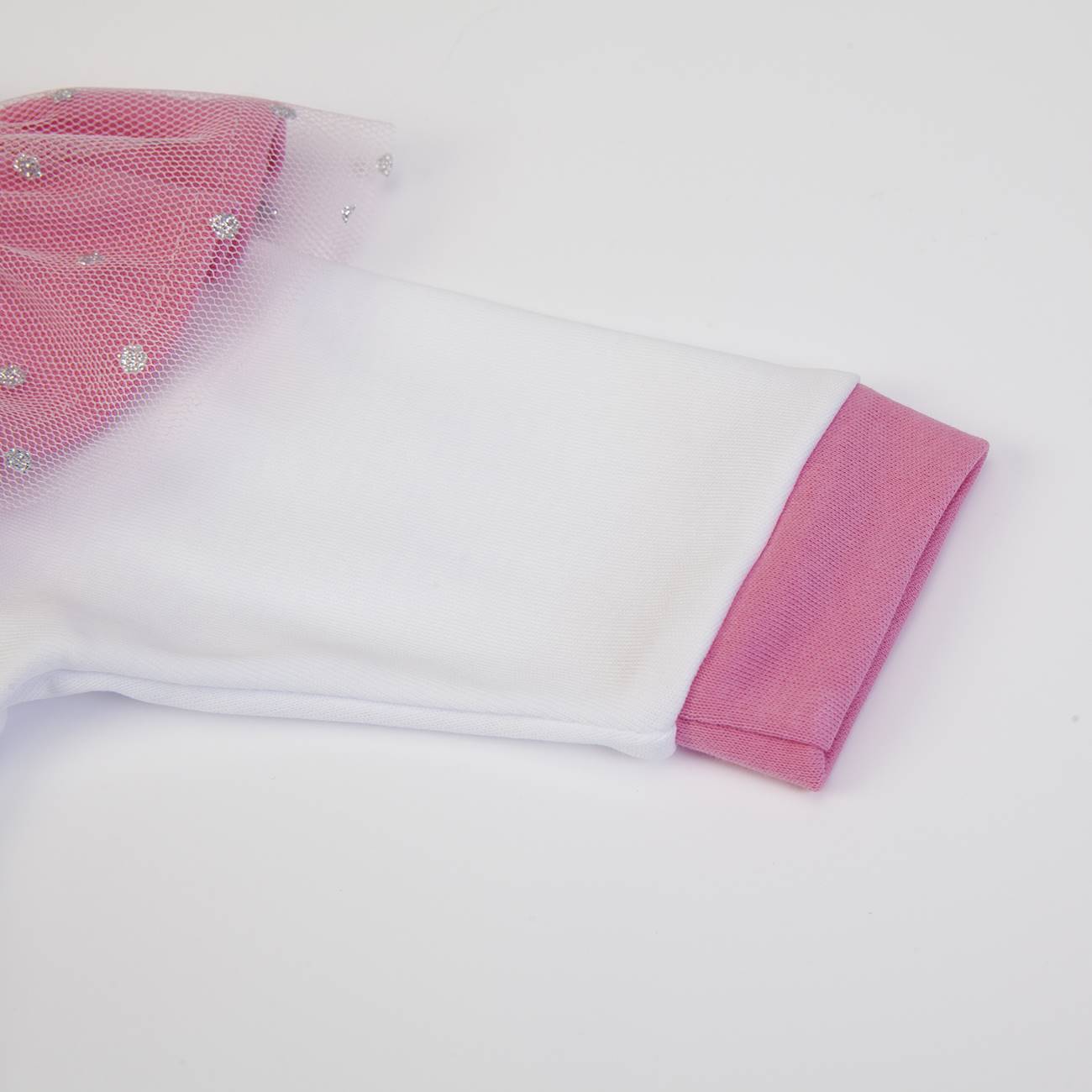 Manga de roupa infantil branca com punho rosa e tecido transparente rosa com brilhantes