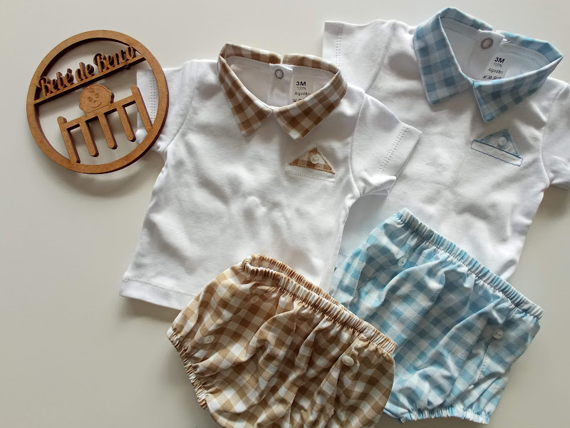 Conjuntos de roupa para bebé com t-shirts brancas e golas xadrez castanhas e azuis e cuecas xadrez correspondentes