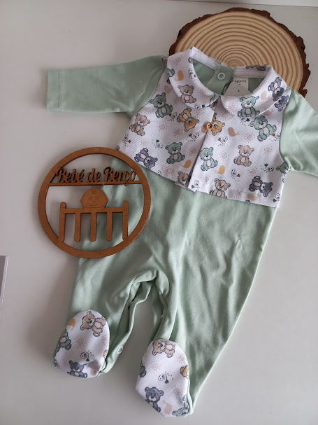 Macacão bebé verde com estampado de ursinhos e detalhes em tecido branco com ursinhos
