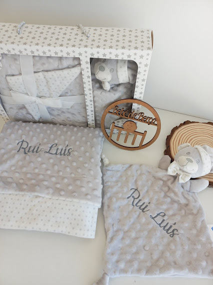 Conjunto de bebê cinzento com nome Rui Luís, embalagem com estrelas, peluche e placa de madeira Feito de Berço