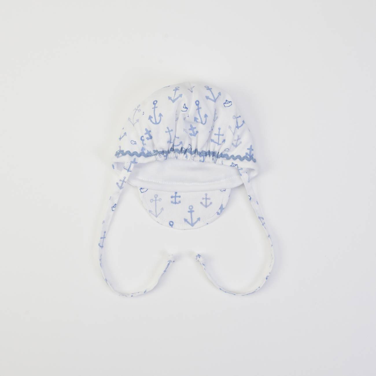 Chapéu de bebé branco com padrão azul de âncoras.