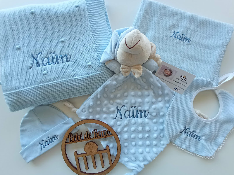 Conjunto de artigos para bebé azuis com nome Naim bordado e decoração em madeira