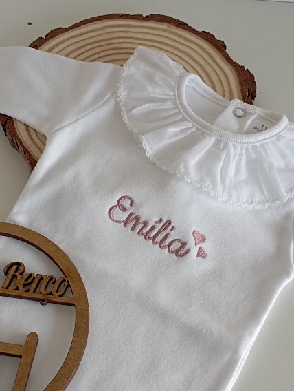 Body branco de bebé com gola frisada e bordado rosa com nome Emília