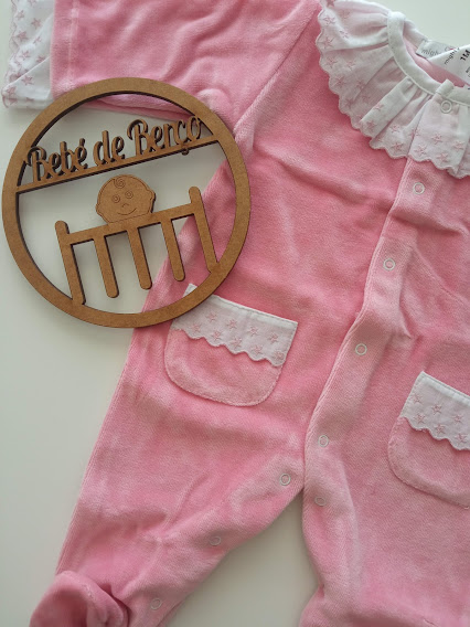 Macacão rosa de bebé com gola e bolsos em renda branca e placa em madeira com texto