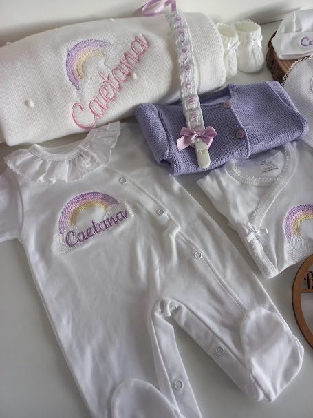 Conjunto de roupa de bebé com bordado rosa Caetana e arco-íris, camisola lilás e babete branco