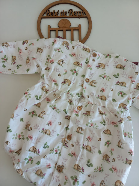 Macacão branco para bebé com padrão de coelhos e flores, botão de madeira, cabide de madeira com texto Fête de Reine