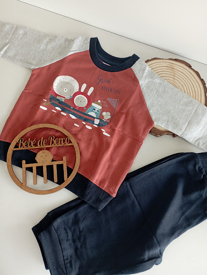 Conjunto roupa infantil com camisola vermelha e cinza e calças azuis escuras