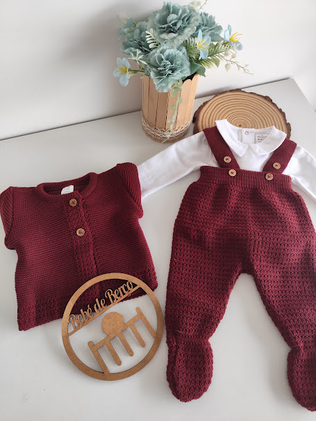 Conjunto de roupa de bebé bordô com botões de madeira e flores azuis