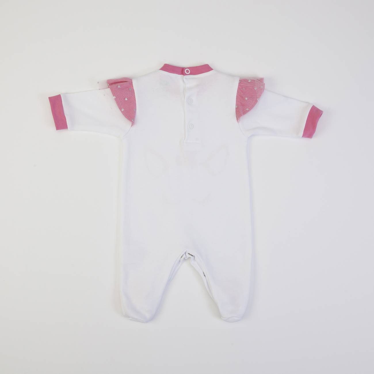 Pijama de bebé branco e cor de rosa com botões nas costas
