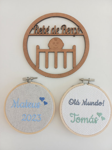 Decoração de madeira com dois bastidores de bordado com nomes Mateus e Tomás