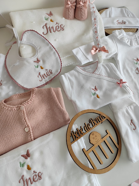 Conjunto de roupa e acessórios para bebé com nome Inês bordado