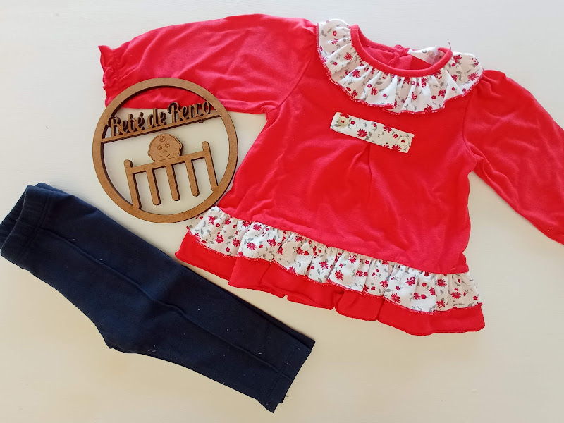 Conjunto infantil com blusa vermelha com folhos florais e calças pretas