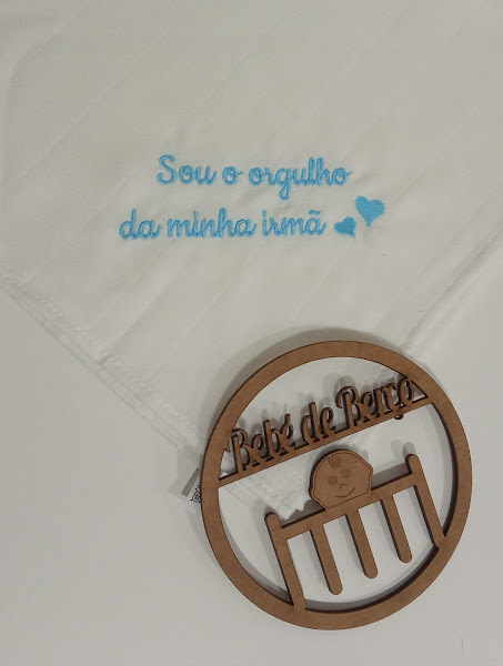 Pano branco bordado azul e porta-chupeta de madeira decorativo