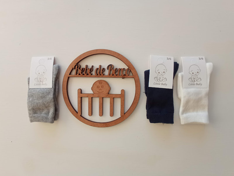 Três pares de meias de bebé e objeto redondo em madeira com inscrição Bete de Berço