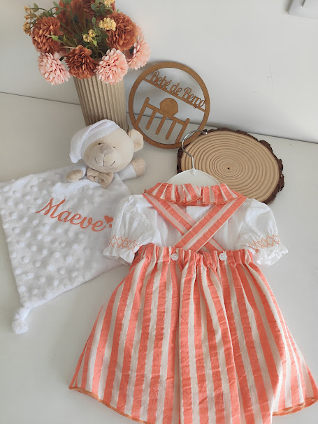 Vestido infantil branco com riscas rosa, brinquedo de peluche e pano bordado Maeve