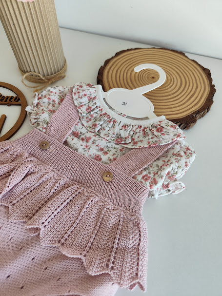 Conjunto de bebé com camisa florida e vestido de malha rosa