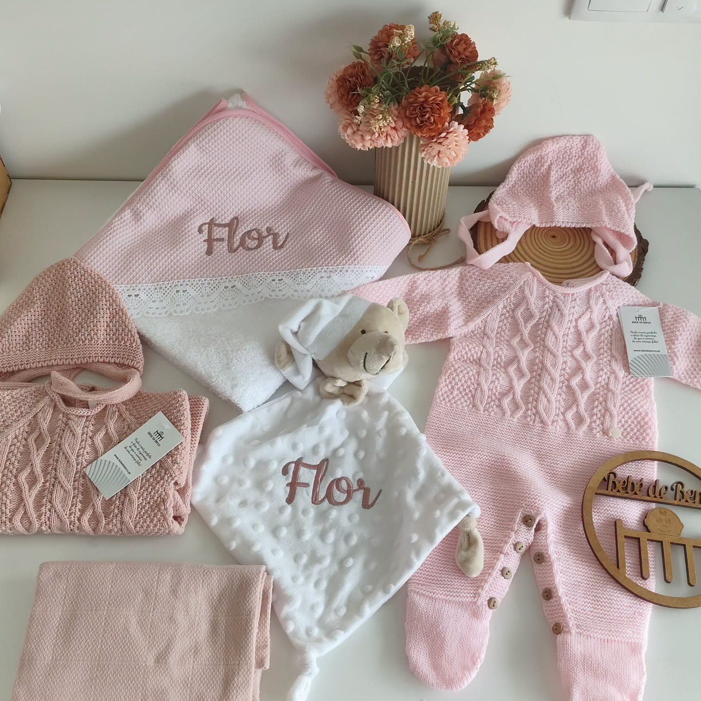 conjunto de roupa de bebé rosa e acessórios com nome Flor bordado