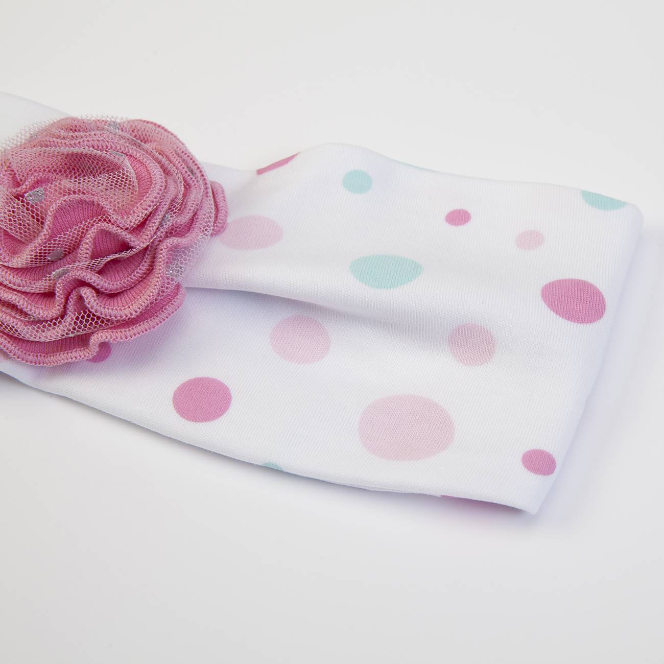 Faixa de cabelo branca com bolinhas e flor em tecido rosa