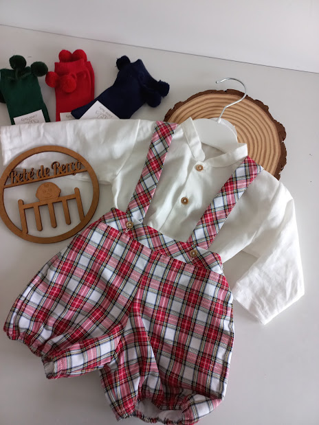 Conjunto de roupa para bebé com camisa branca e calções aos quadrados vermelhos e alças