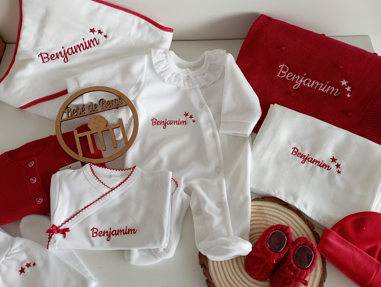 Conjunto de roupa de bebé branco e vermelha com nome bordado