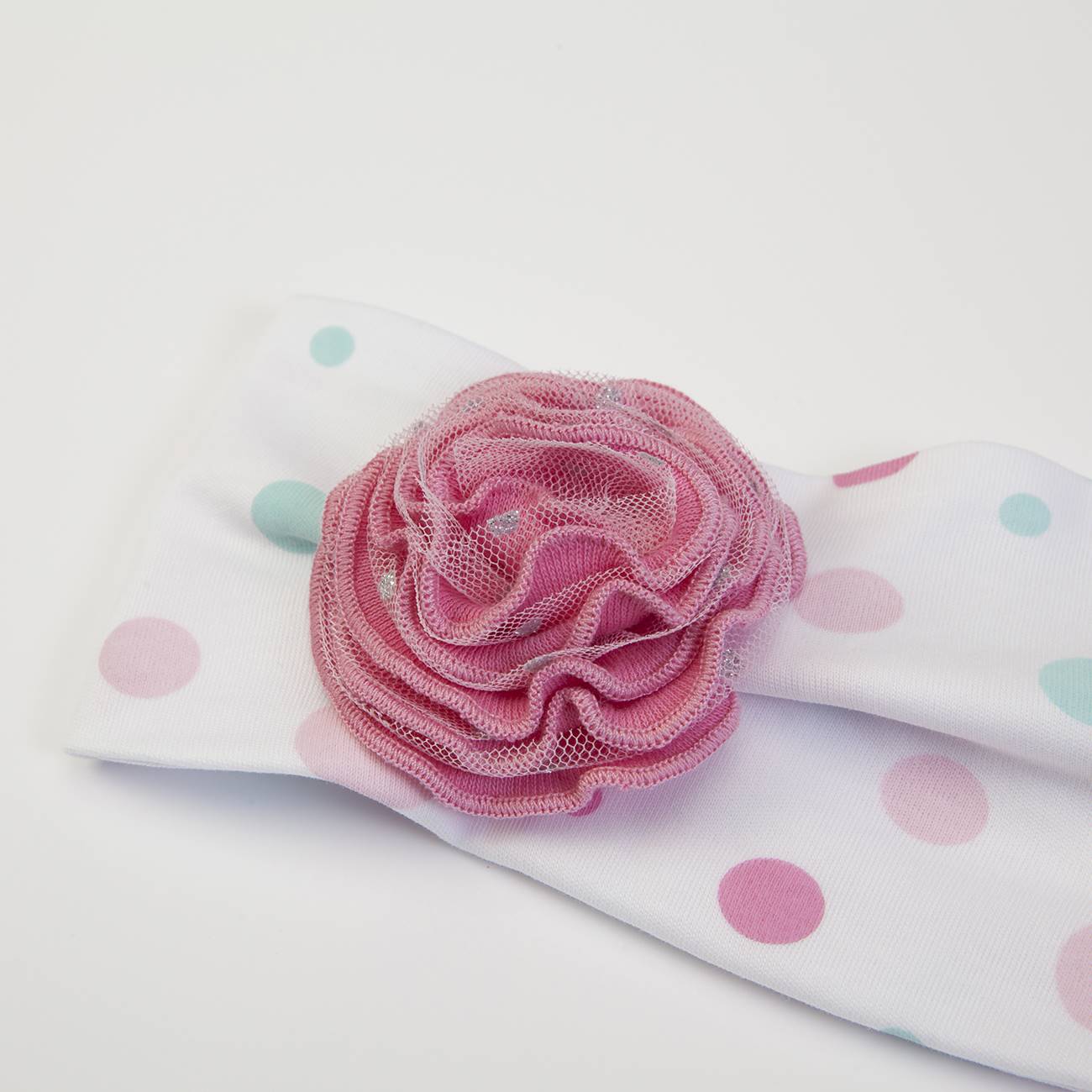 Faixa branca com bolinhas coloridas e flor rosa de tule