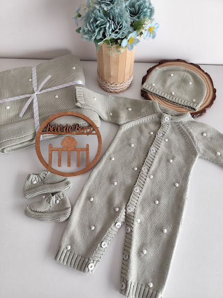 Conjunto de bebê em malha cinza com pontos brancos e manta, gorro, sapatinhos e placa decorativa