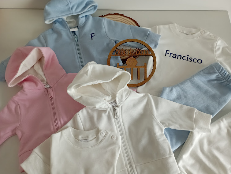 Conjunto de roupa infantil colorida e t-shirt com nome Francisco