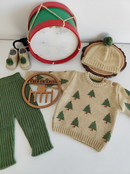Conjunto de roupa infantil com camisola, calças, gorro, sapatinhos e tambor colorido