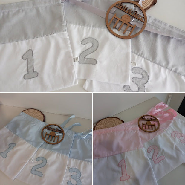 Três saquinhos numerados em algodão nas cores cinzento, azul e rosa claro