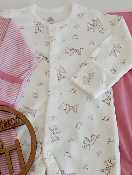 Macacão de bebé branco com veados e flores coloridas