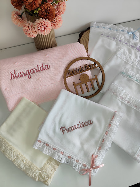 Lenços bordados personalizados em tecido com rendas e flores numa mesa branca